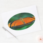 Helle Orange und schwarze Schmetterlinge auf der l Ovaler Aufkleber (Umschlag)
