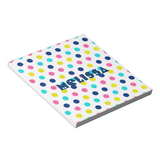 Helle Pastel Polka Dots mit personalisiertem Namen Notizblock (angewinkelt)