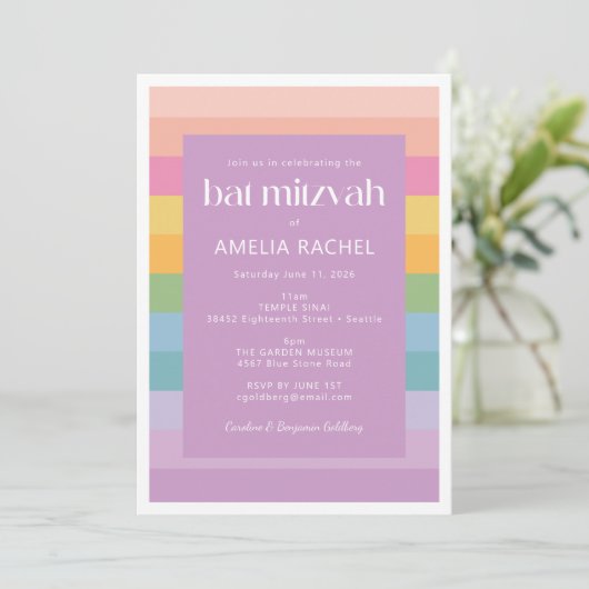 Helle Pastel Stripe Rainbow Lila Bat Mitzvah Einladung (Stehend Vorderseite)