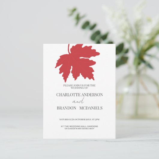 Helle Red Autumn Maple Leaf Hochzeit Postkarte (Stehend Vorderseite)