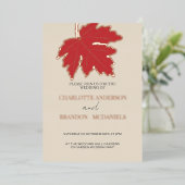 Helle Red Herbst Maple Leaf Hochzeit Rose Gold Folieneinladung (Stehend vorne)