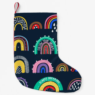 Helle Regenbogen auf dunklem Hintergrund. Niedlich Kleiner Weihnachtsstrumpf
