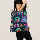 Helle Regenbogen auf dunklem Hintergrund. Niedlich Tasche (Von Nahem)