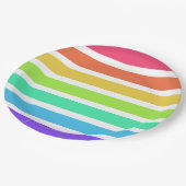 Helle Regenbogenstreifen Pappteller (Schrägansicht)
