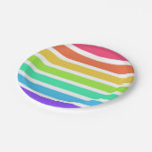 Helle Regenbogenstreifen Pappteller (Schrägansicht)