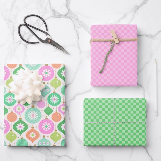 Helle Retro Weihnachtsschmuck & Karos Muster Geschenkpapier Set (Vorderseite)