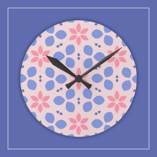 Helle rosa Blüten und blaue Formen auf floraler Wa Runde Wanduhr