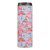 Helle rosa Flamingos auf Blau | addieren Ihre Thermosbecher (Rückseite)