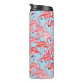 Helle rosa Flamingos auf Blau | addieren Ihre Thermosbecher (Nach rechts gedreht)