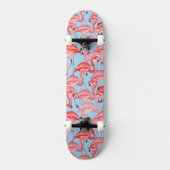 Helle rosa Flamingos auf Blau Skateboard (Vorderseite)