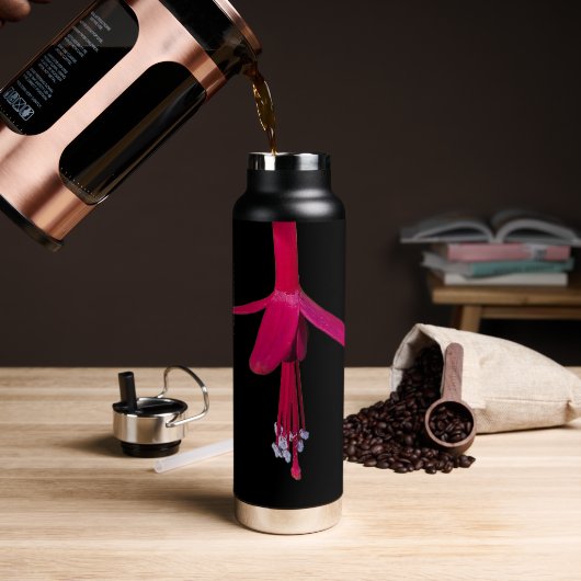 Helle rosa Fuchsienblüte auf Schwarz Trinkflasche (Kaffee)