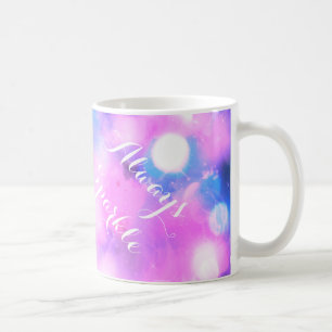 Helle rosa Tasse mit inspirierender Aufschrift als
