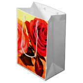 Helle Rose Mittlere Geschenktüte (Vorderseite Schrägansicht)