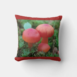 Helle Rot-Pilze im Waldboden Kissen