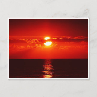 Helle Rot Sonnenuntergang über dem Ozean Postkarte