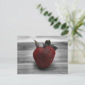 Helle Rote Erdbeere auf Schwarz und Weiß Postkarte (Stehend Vorderseite)