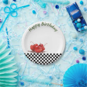 Helle rote Kirschen auf einem geprüften Tablettenk Pappteller (Party)