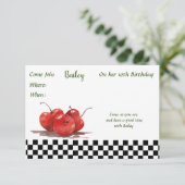 Helle rote Kirschen auf einem karierten Tablettenk Einladung (Stehend Vorderseite)
