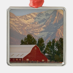 Helle rote Scheune vor den Mission Mountains in Ornament Aus Metall