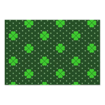 HELLE SCHATTEN VON GRÜNEN IRISCHEN KLEEBLÄTTERN