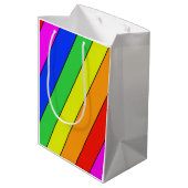 Helle schöne Regenbogen-STRIPES Mittlere Geschenktüte (Rückseite Schrägansicht)