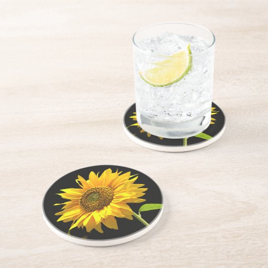 Helle Sonnenblume auf schwarzem Hintergrund Getränkeuntersetzer (Seite)