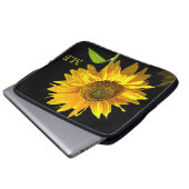 Helle Sonnenblume auf schwarzem Hintergrund Laptopschutzhülle (Vorne Knopf)