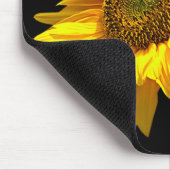 Helle Sonnenblume auf schwarzem Hintergrund Mousepad (Ecke)