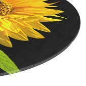 Helle Sonnenblume auf schwarzem Hintergrund Schneidebrett (Ecke)