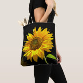 Helle Sonnenblume auf schwarzem Hintergrund Tasche (Von Nahem)