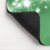 Helle Sternenleuchten auf grüner Monogram Mousepad (Ecke)
