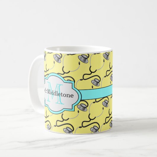 Helle Stethoskope für Ärzte mit gelbem Namen Kaffeetasse (Vorderseite Links)