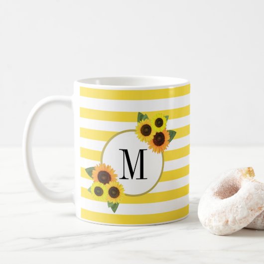 Helle Streifen Gelbe Sonnenblumen Blumenmonogramm Kaffeetasse (Mit Donut)