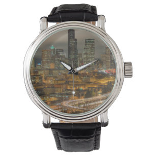 Helle Streifen von den Autos nachts Armbanduhr