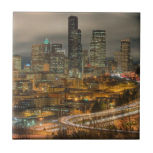 Helle Streifen von den Autos nachts Fliese