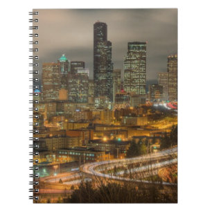 Helle Streifen von den Autos nachts Notizblock