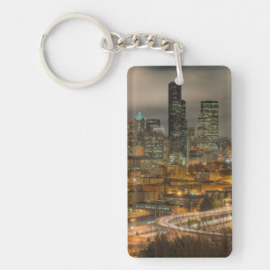 Helle Streifen von den Autos nachts Schlüsselanhänger