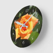 Helle Sunshine-Rose Runde Wanduhr (Winkel)