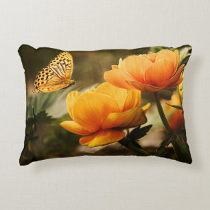 Helle, tiefgelbe Blumen mit Schmetterling Dekokissen