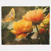 Helle, tiefgelbe Blumen mit Schmetterling Fleecedecke (Vorderseite (Horizontal))