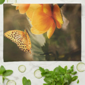 Helle, tiefgelbe Blumen mit Schmetterling Geschirrtuch (Gefaltet)