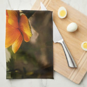 Helle, tiefgelbe Blumen mit Schmetterling Geschirrtuch (Viertel Falte)