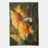 Helle, tiefgelbe Blumen mit Schmetterling Geschirrtuch (Vertikal)