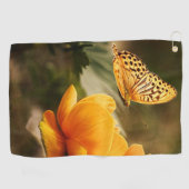 Helle, tiefgelbe Blumen mit Schmetterling Golfhandtuch (Horizontal)