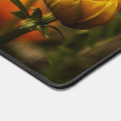 Helle, tiefgelbe Blumen mit Schmetterling Schreibtischunterlage (Ecke)