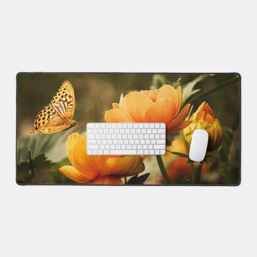 Helle, tiefgelbe Blumen mit Schmetterling Schreibtischunterlage (Tastatur & Maus)