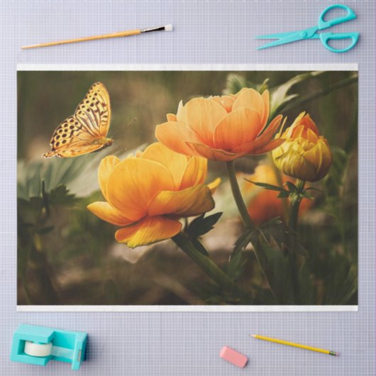 Helle, tiefgelbe Blumen mit Schmetterling Seidenpapier (Basteln)