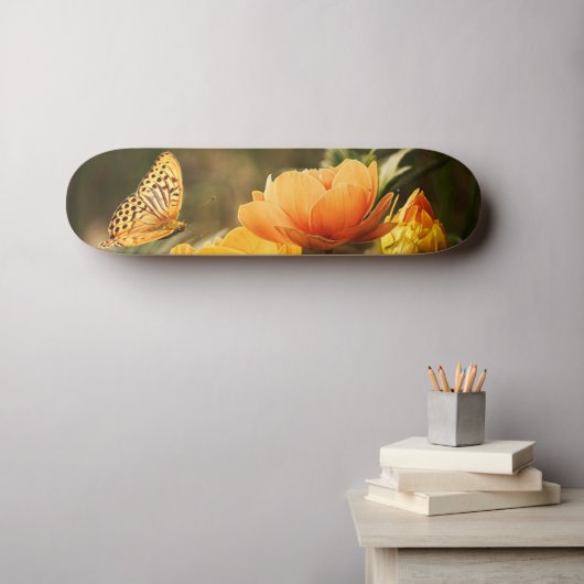 Helle, tiefgelbe Blumen mit Schmetterling Skateboard (Wandkunst (Horz))