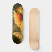 Helle, tiefgelbe Blumen mit Schmetterling Skateboard (Vorderseite)
