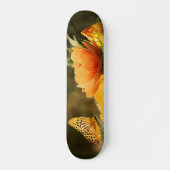 Helle, tiefgelbe Blumen mit Schmetterling Skateboard (Vorne)